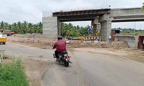 உயர்மட்ட பாலம் கட்டும் பணிகள் நடைபெறும் காட்சி.&nbsp;