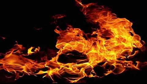 தற்கொலை செய்தவர் உடல் போலீசுக்கு தெரியாமல் எரிப்பு
