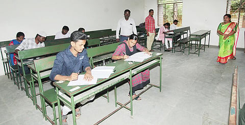 மதுரை மீனாட்சி அரசினர்  கல்லூரி மையத்தில் தேர்வு எழுதியவர்களை படத்தில் காணலாம். 
