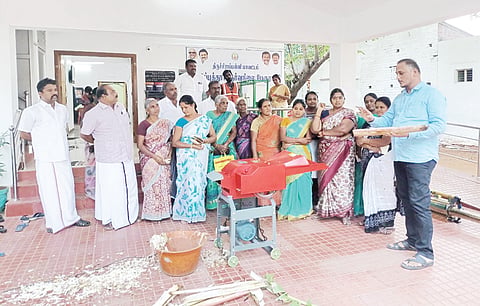 வாழை கழிவுகளில் இருந்து இயற்கை உரம் தயாரிக்கும் எந்திரம்