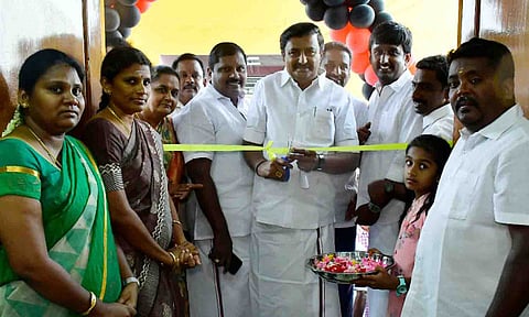 சிறப்பு மருத்துவ முகாமினை அமைச்சர் தொடங்கி வைத்த காட்சி.&nbsp;