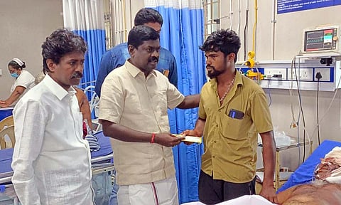 சிகிச்சை பெற்றுவருபவர்களின் குடும்பத்தினரிடம் சிவபத்மநாதன்  உதவித்தொகையை வழங்கியபோது எடுத்தபடம்.