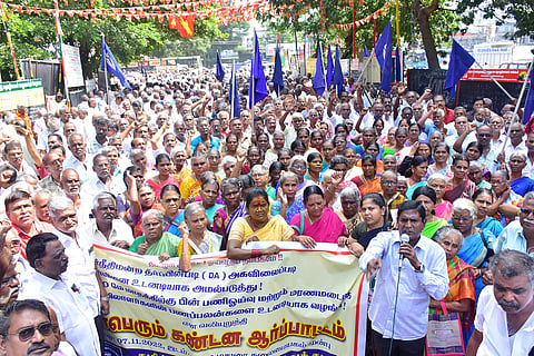 ஆர்ப்பாட்டத்தில் ஈடுபட்ட போக்குவரத்து தொழிலாளர்கள்.
