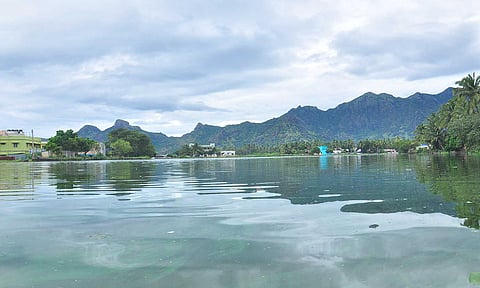 மேல புத்தேரி கல்குளம் நிரம்பி வழிவதை படத்தில் காணலாம்.
