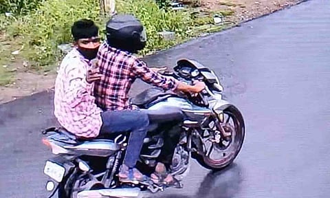 கண்காணிப்பு கேமராவில் பதிவாகிய வாலிபர்களின் உருவம்.&nbsp;