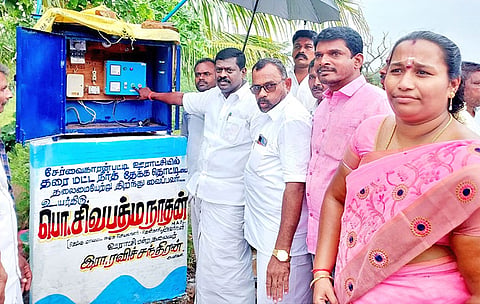 சேர்வைகாரன்பட்டியில் தரைமட்ட நீர்தேக்க  தொட்டியை மாவட்ட செயலாளர் சிவபத்பநாபன் திறந்து வைத்த காட்சி.