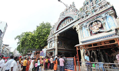 சந்திர கிரகணத்தை முன்னிட்டு தமிழகத்தில் உள்ள கோவில்களின் நடை சாத்தப்பட்டுள்ளன. மதுரை மீனாட்சி அம்மன் கோவில்  நடை சாத்தப்பட்டதால் கிழக்கு வாசல்  அம்மன் சன்னதி  முன்பு பக்தர்கள் வெளியே நின்று சாமி  கும்பிட்டனர்.