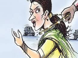 மூதாட்டியிடம் நகை பறித்த இளம்பெண் கைது