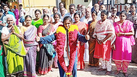 தங்கப்பதக்கம் வென்ற மேலூர் மாணவி