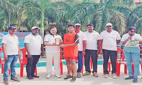 மாணவர்களுக்கு வின்ஸ் கல்வி நிறுவனங்களின் தலைவரும் முன்னாள் எம்.பி.யுமான நாஞ்சில் வின்சென்ட் பதக்கம் மற்றும் சான்றிதழ்கள் வழங்கியபோது  எடுத்த  படம்.&nbsp;&nbsp;