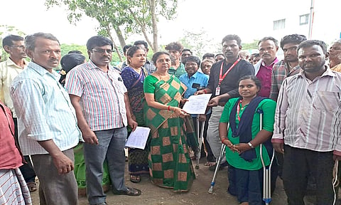 விக்கிரவாண்டி ஒன்றிய அலுவலகத்தில் பி.டி.ஓ., சுமதியிடம் மாற்றுத்திறனாளிகள் சங்க  மாநில பொதுச் செயலாளர் அண்ணாமலை கோரிக்கை மனு அளித்தார்.&nbsp;