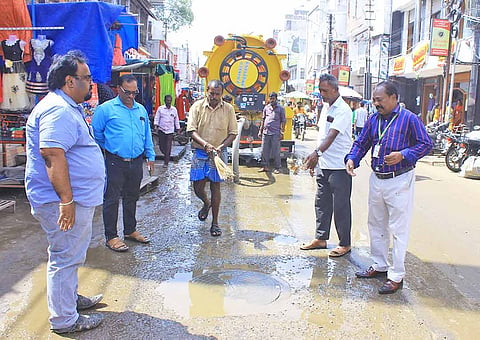 வடக்கு ரத வீதியில் தண்ணீர் தேங்கிய இடத்தில்  மோட்டார் மூலம் தண்ணீரை அப்புறப்படுத்திய காட்சி