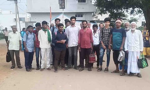 சாலை மறியலில் ஈடுபட்டவர்களை படத்தில் காணலாம்.&nbsp;
