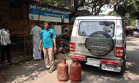 பறிமுதல் செய்யப்பட்ட சிலிண்டர்கள்.&nbsp;