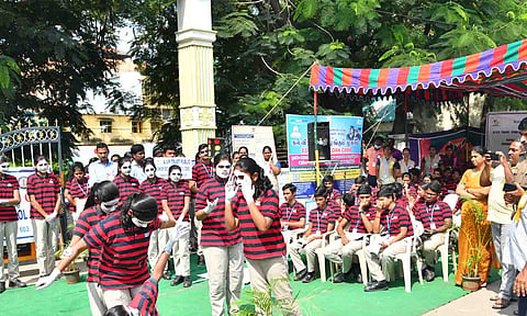 சாலை பாதுகாப்பு விழிப்புணர்வு நடைபெற்ற காட்சி.&nbsp;