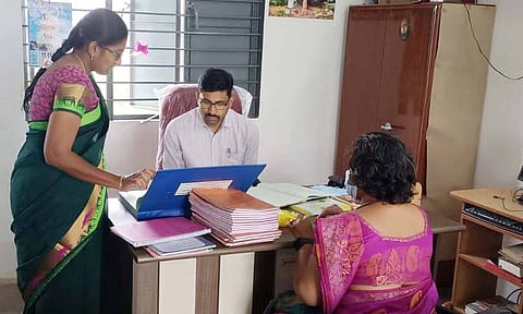 தாராபுரம் முதியோர் இல்லத்தில் கலெக்டர் வினீத் ஆய்வு செய்த காட்சி.&nbsp;