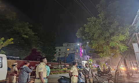 &nbsp;பண்ருட்டி-கும்பகோணம்  சாலையில் மின்சார கம்பங்களில்  இருந்து செல்லும் மின் வயர்களில் சாய்ந்து கிடந்த மரக்கிளைகளை  இன்ஸ்பெக்டர் நந்தகுமார் அகற்ற உத்தரவிட்டார்.