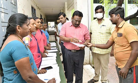 தேனி அல்லிநகரம் நகராட்சி ஆரம்ப பள்ளியில் வாக்காளர் பட்டியல் சிறப்பு சுருக்க திருத்த முகாமினை கலெக்டர் முரளிதரன் பார்வையிட்டு ஆய்வு செய்தார்.