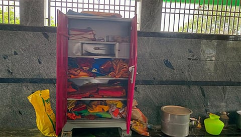 &nbsp;பணம் வைத்திருந்த பீரோ உடைக்கப்பட்டு இருக்கும் காட்சி
