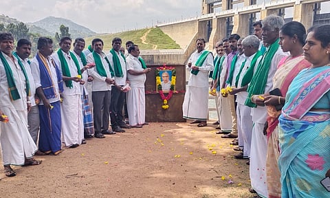 கட்டி முடிக்கப்பட்டு 66 ஆண்டுகள் ஆனதையொட்டி  தென்பெண்ணை ஆற்றின் கேஆர்பி. அணையில் மலர் தூவி மரியாதை