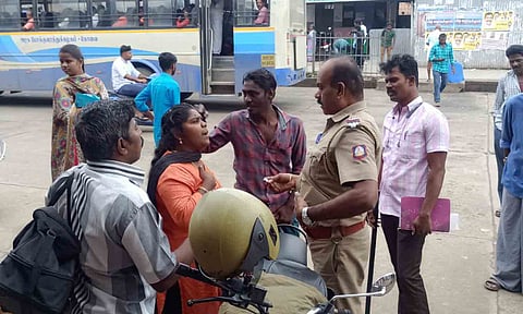 வாக்குவாதத்தில் ஈடுபட்டவர்களிடம் போலீசார் பேச்சுவார்த்தை நடத்திய காட்சி.&nbsp;