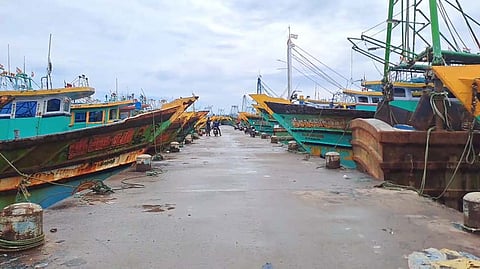 பைபர் படகுகள் காரைக்கால் அரசலாற்றின் கரையோரம்  பாதுக்காப்பாக நிறுத்தி வைக்கப்பட்டுள்ளது.&nbsp;
