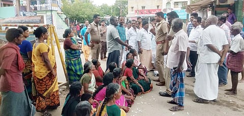 அவனியாபுரத்தில் மறியலில் ஈடுபட்டவர்களிடம் போலீசார் மற்றும் அதிகாரிகள்  பேச்சுவார்த்தை நடத்தினர்.