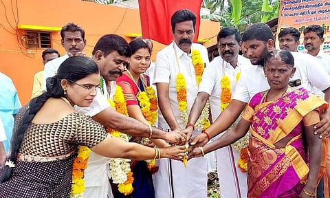 சிமெண்ட்  சாலை அமைக்கும்  பணி தொடங்கி வைக்கப்பட்டபோதுஎடுத்தபடம்.