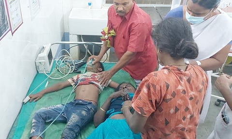 படுகாயம் அடைந்தவர்கள் மருத்துவமனையில் சிகிச்சை பெறுவதை படத்தில் காணலாம்.