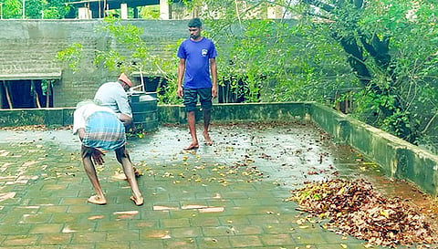 கட்டிடங்களின் மேல்தளத்தில் தேங்கிய மழைநீரை அகற்றும் பணி நடைபெற்றது.