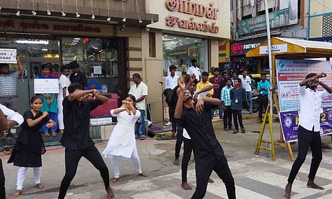 பொதுமக்களுக்கு விழிப்புணர்வு ஏற்படுத்தும் கல்லூரி மாணவர்கள்&nbsp;