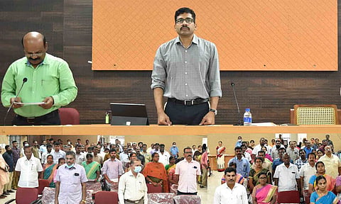 கலெக்டர் தலைமையில் அரசு அலுவலர்கள் குழந்தைகள் பாதுகாப்பு உறுதிமொழி ஏற்றபோது எடுத்தபடம்.&nbsp;