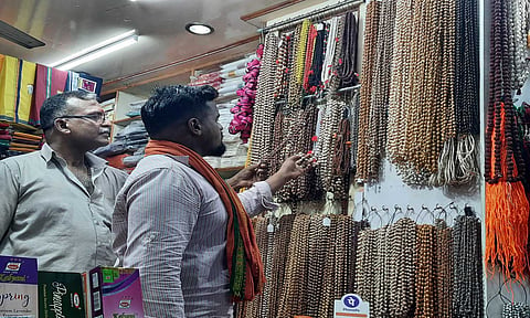 கன்னியாகுமரி பகவதி அம்மன் நுழைவு வாசல் முன்பு உள்ள புஜை பொருட்கள் கடையில் சபரிமலை செல்லும் அய்யப்ப பக்தர்கள் துளசி மாலைகளை வாங்குவதற்காக பார்வையிட்டபோது எடுத்த படம்&nbsp;