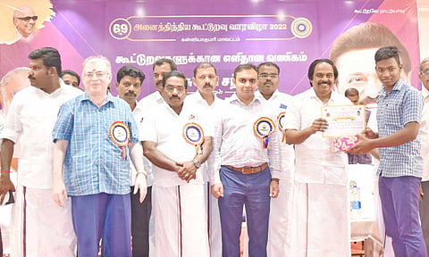 விழாவில்  அமைச்சர் மனோ தங்கராஜ் பள்ளி மாணவ-மாணவியர்களுக்கு பரிசுகள் மற்றும் சான்றிதழ்கள் வழங்கினார். பத்மநாபபுரம் சப்-கலெக்டர் கவுசிக், நாகர்கோவில் மாநகராட்சி மேயர் மகேஷ் உள்பட பலர் அருகில்&nbsp; உள்ளனர்.