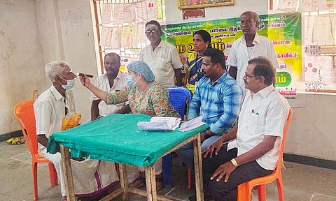 முகாமில் ஒருவருக்கு கண் பரிசோதனை செய்த காட்சி.