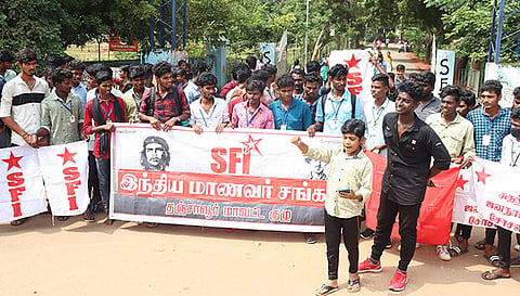 இந்திய மாணவர் சங்கம் சார்பில் ஆர்ப்பாட்டம்.