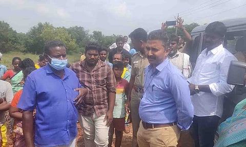 &nbsp;வீட்டுமனை பட்டா வேண்டும் என்று பொதுமக்கள் வாக்குவாதத்தில் ஈடுபட்ட காட்சி.&nbsp;