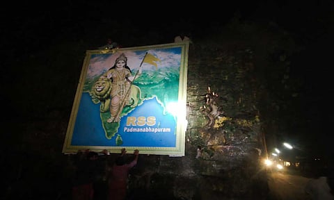 நள்ளிரவில் மீண்டும் வைக்கப்பட்ட பாரதமாதா போர்டு.
