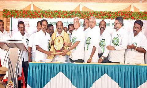 வணிகர் சங்க பேரமைப்பு தலைவர் விக்கிரம ராஜாவிற்கு பத்மநாபபுரம் நகர தொழில் வணிகர் சங்க பொதுச் செயலாளர் விஜய கோபால் நினைவு பரிசு வழங்கிய போது எடுத்த படம். அருகில் சங்க தலைவர் ஜெகபர் சாதிக் உள்பட நிர்வாகிகள் உள்ளனர்.