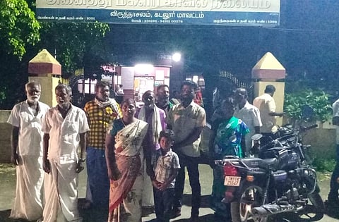 7 வயது மகனுடன் புகார் அளிக்க வந்த பெண்ணை படத்தில் காணலாம்.&nbsp;