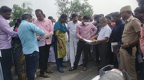 சாலை விரிவாக்க பணியினை மாவட்ட கலெக்டர் ஷ்ரவன் குமார் ஆய்வு செய்தார்.&nbsp;