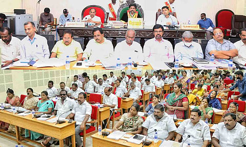 மேயர் தினேஷ்குமார் தலைமையில்  மாநகராட்சி கூட்டம் நடைபெற்ற காட்சி. அருகில்   கமிஷனர்&nbsp;கிராந்தி குமார்,&nbsp;துணை மேயர் பாலசுப்ரமணியம்  உள்ளனர்.&nbsp;