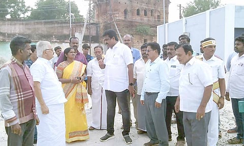 தஞ்சை காமராஜர் மார்க்கெட்டில் மாநகராட்சி மேயர் சண்.ராமநாதன் ஆய்வு செய்தார்.
