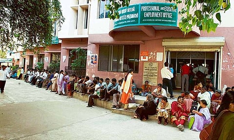 வேலை வாய்ப்பு அலுவலகத்தில் பதிவு செய்து அரசு வேலைக்காக 67 லட்சம் பேர் காத்திருப்பு