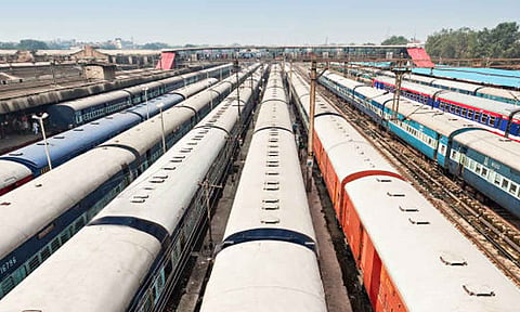 நாடு முழுவதும் பணியாற்றும் 80 ஆயிரம் ரெயில்வே ஊழியர்களுக்கு சம்பளம்- பதவி உயர்வு