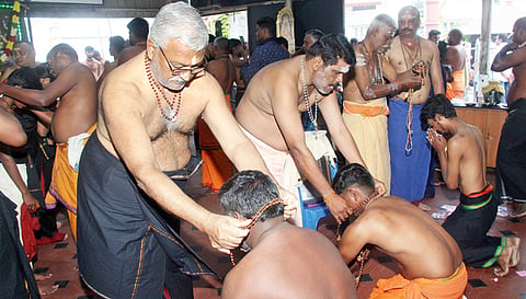 சேலம் அய்யப்பன் கோவிலில் மாலை அணிந்து கொண்ட பக்தர்களை படத்தில் காணலாம்.