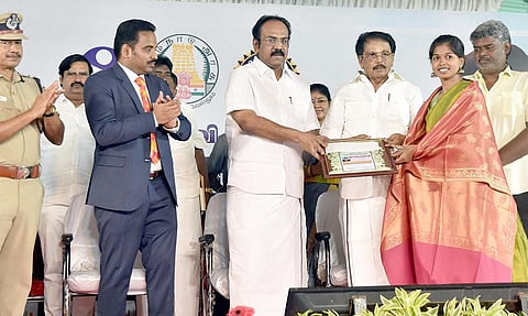புத்தக கண்காட்சி தொடக்க விழாவில் இளைய கலைஞர்களுக்கான ேபாட்டிகளில் வெற்றி பெற்ற மாணவ-மாணவிகளுக்கு அமைச்சர்கள் சாத்தூர் ராமச்சந்திரன், தங்கம் தென்னரசு ஆகியோர் பரிசு வழங்கினர். அருகில் கலெக்டர் மேகநாதரெட்டி, போலீஸ் சூப்பிரண்டு மனோகர், தங்கபாண்டியன் எம்.எல்.ஏ. உள்ளனர்.
