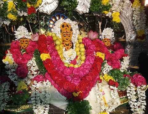 சுவாமி கற்குவேல் அய்யனார் அலங்காரத்தில் இருந்த காட்சி.