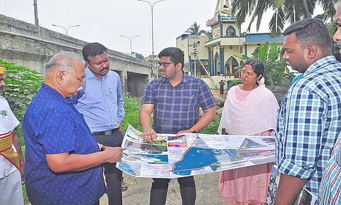 புத்தேரியில் கலெக்டர் அரவிந்த், மாநகராட்சி கமிஷனர் ஆனந்த்மோகன் ஆகியோர் ஆய்வு நடத்திய காட்சி.
