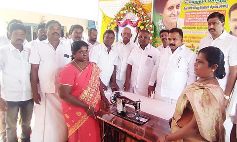 நலத்திட்ட உதவிகளை மாணிக்கம் தாகூர் எம்.பி. வழங்கினார். அருகில் பொதுக்குழு உறுப்பினர் பழனிக்குமார் உள்பட பலர் உள்ளனர்.&nbsp;